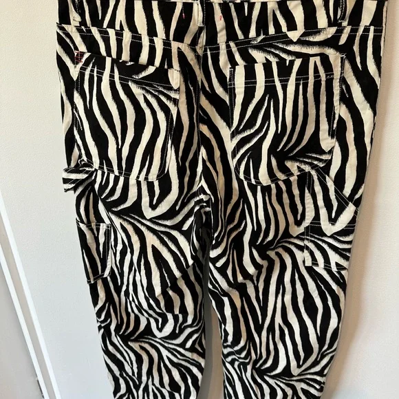 BDG High-Rise Zebra Print Wide-Leg Pants - Black & White - Picture 4 of 6